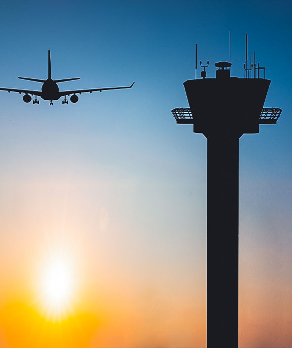 Silhouette eines Flugzeugs und der Flugsicherung