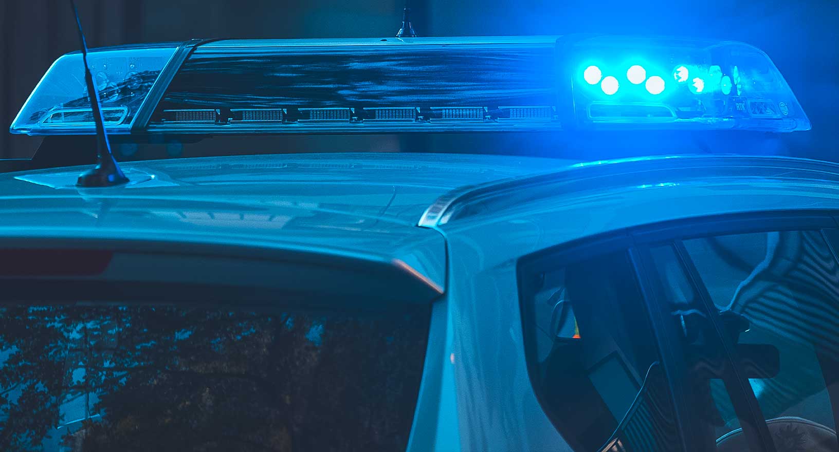 coche de policía con luces intermitentes