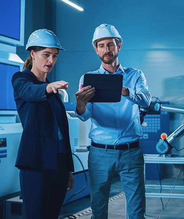 Retrato de dos ingenieros profesionales que usan tabletas digitales industriales