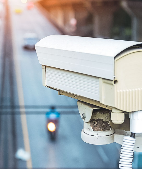 Primer plano de una cámara de seguridad de tráfico (CCTV) en la carretera de una gran ciudad