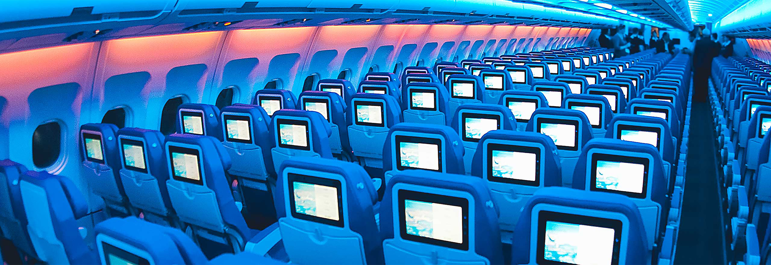 Moderna cabina de avión con sistemas de entretenimiento