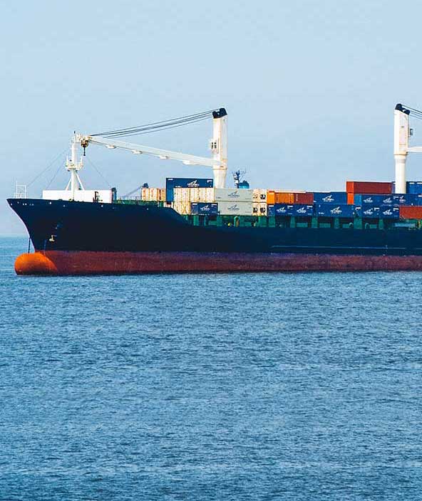 Ein Containerschiff, das eine große Anzahl von Metallcontainern transportiert