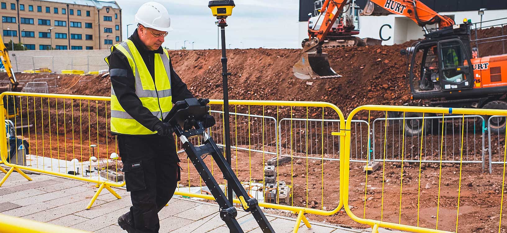 建設現場で Leica DSX を使用して地中情報を取得する測量技師