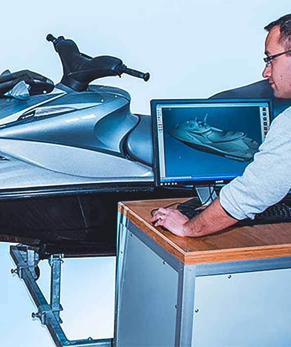 Operador usando software em primeiro plano para digitalizar um jet ski usando um scanner com luz estruturada.
