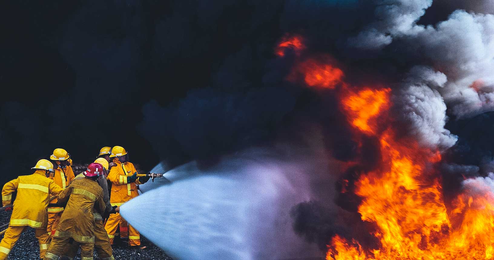 Feuerwehrleute im Kampf gegen die Flammen