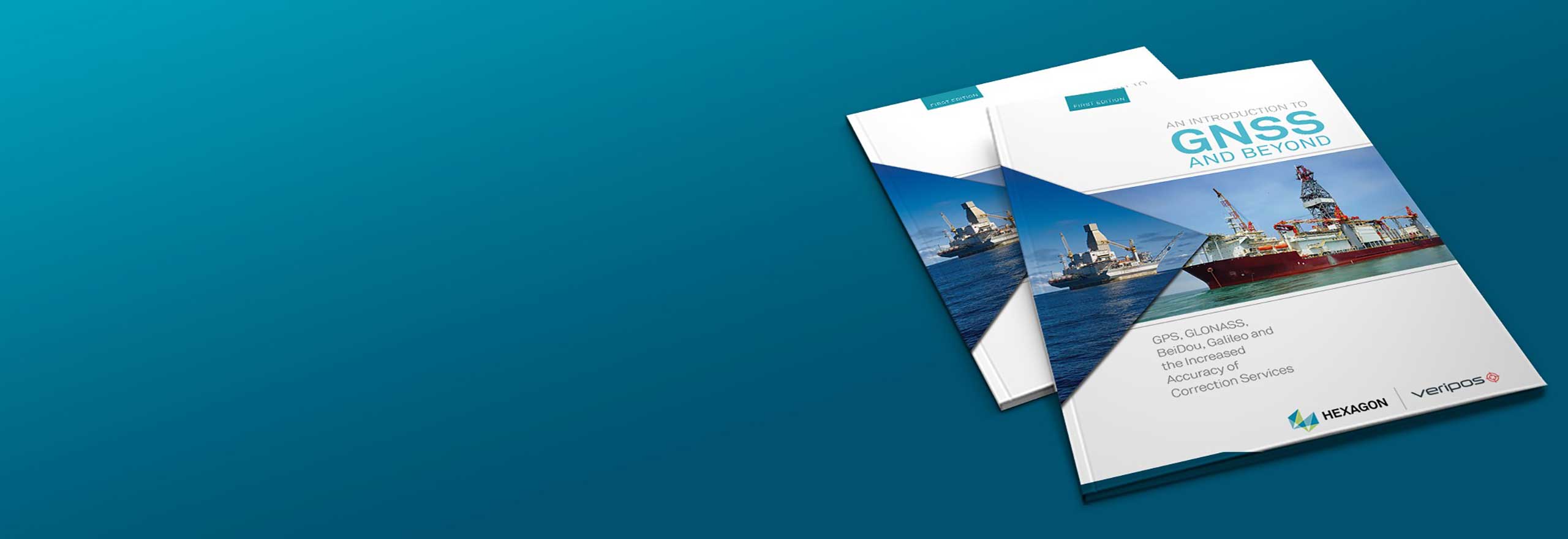 Zwei Exemplare unseres E-Books „Einführung in GNSS“, das sich auf die dynamische Positionierung bezieht, auf türkisfarbenem Hintergrund.
