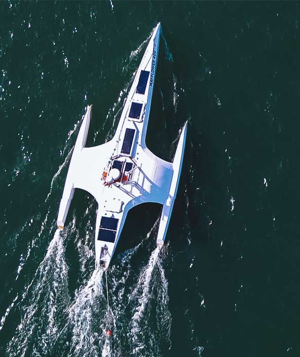 La nave autonoma di ricerca Mayflower rappresentata dall'alto da un drone aereo.