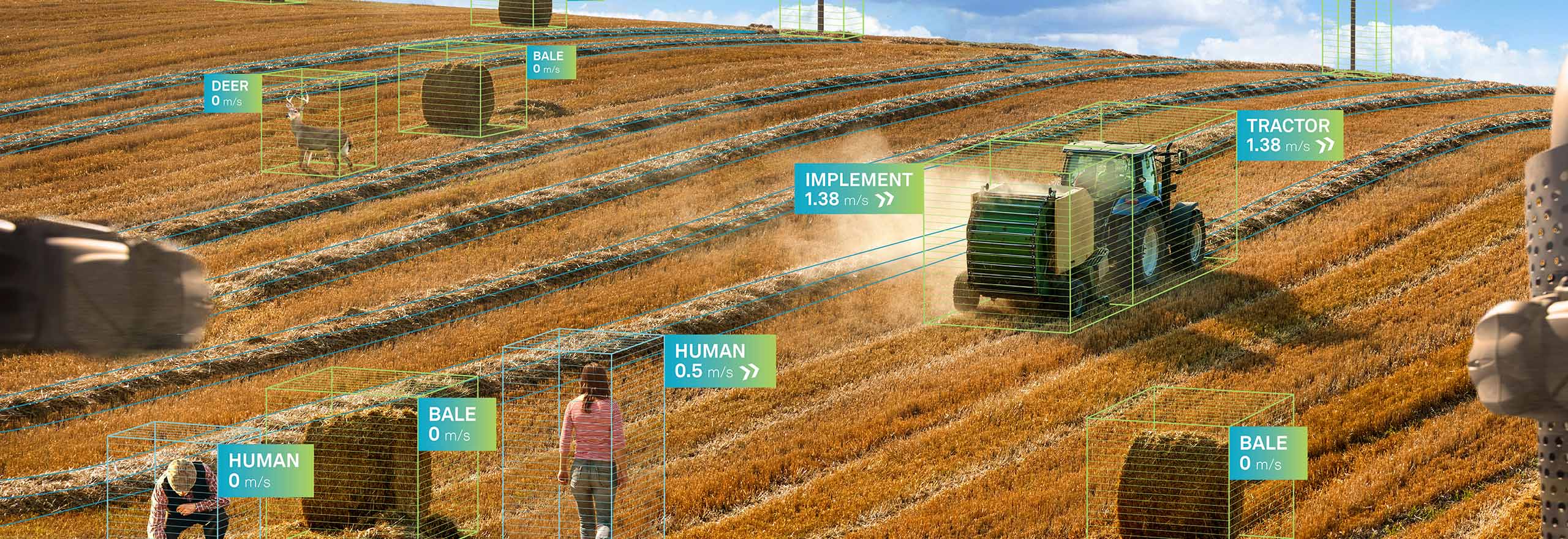 Trattore autonomo Hexagon al lavoro sul campo in un contesto agricolo intelligente