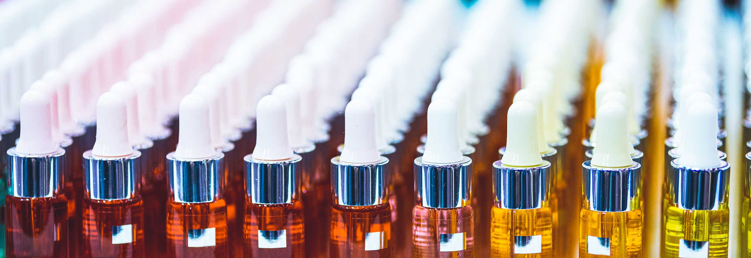 Botellas de colores claros en la fabricación de cosméticos