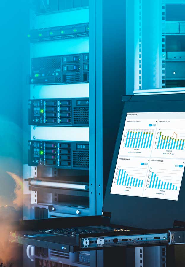 Monitor di gestione con grafici sullo schermo in un centro dati e una torre di telecomunicazione su un cielo blu nuvoloso