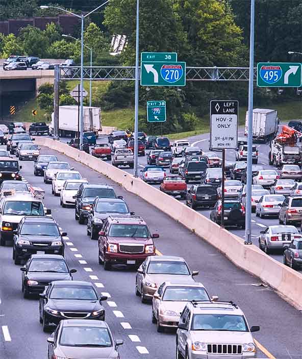 Autostrada affollata con traffico intenso in entrambe le direzioni