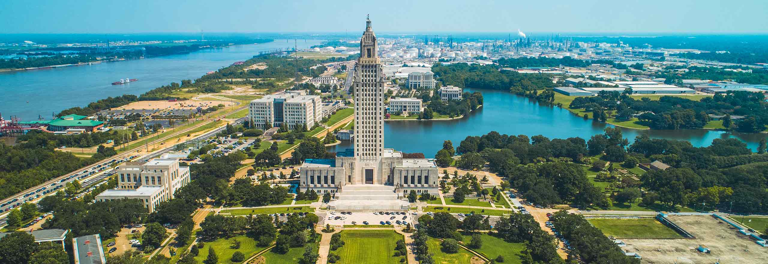 Vista aérea: State Capitol Park em Baton Rouge, LA