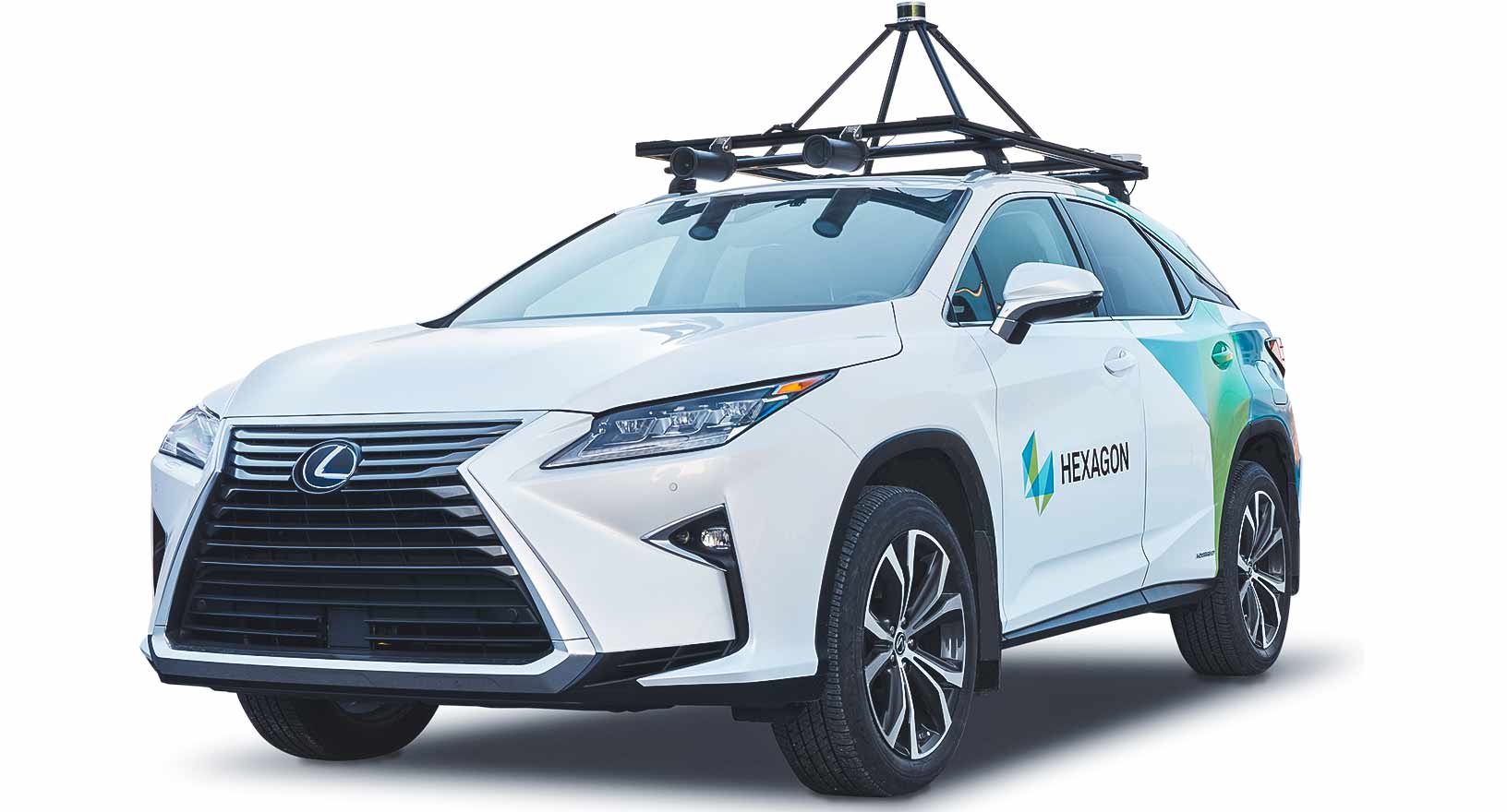 Auto di prova a guida autonoma con sensori montati sul tetto 