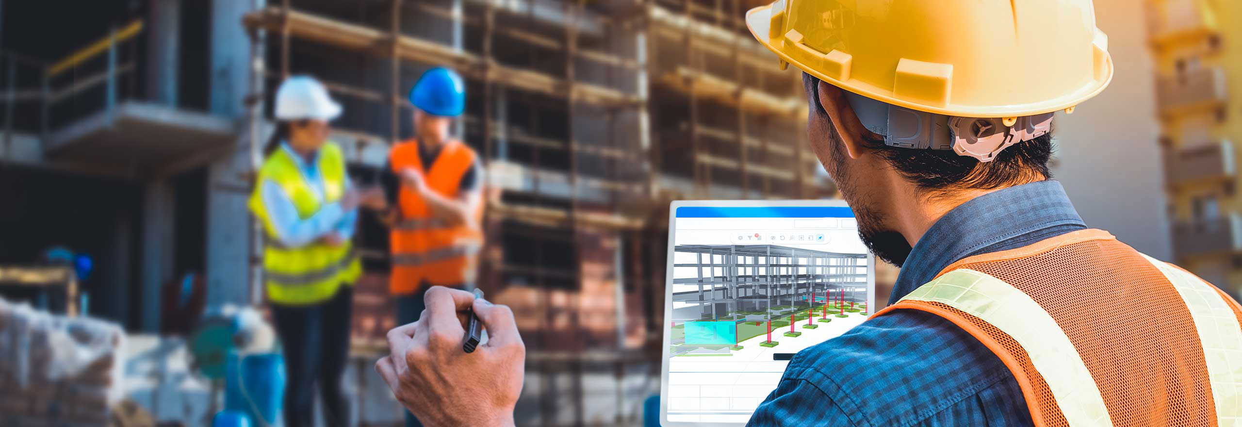 Membro de uma equipe de construção nas instalações, usando um dos programas da Hexagon em um tablet