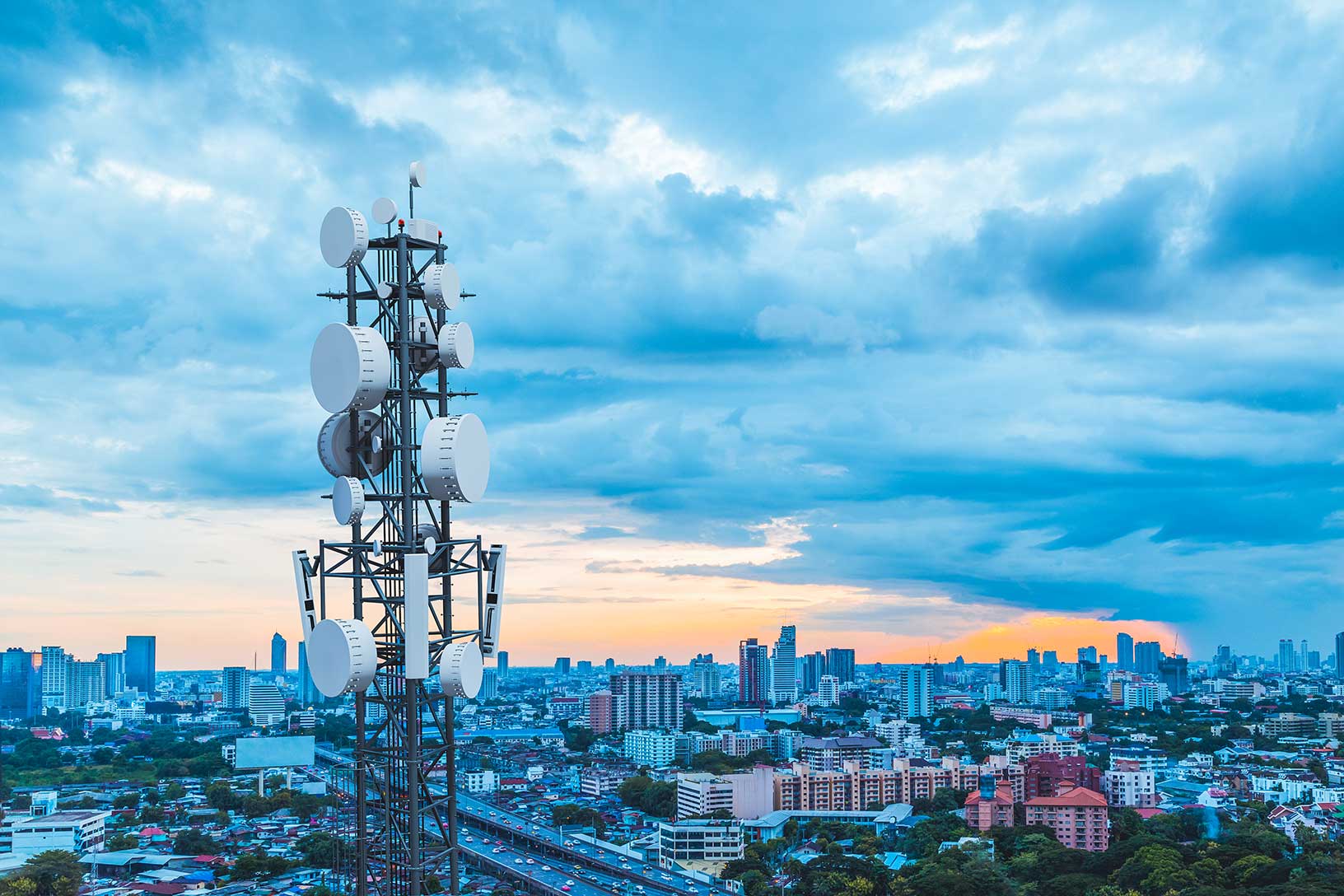5G携帯電話ネットワーク用アンテナを備えた通信タワー