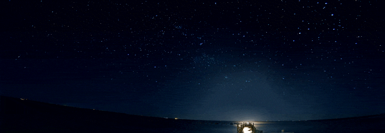 Un gif animado de un barco espacial que se lanza al cielo nocturno.