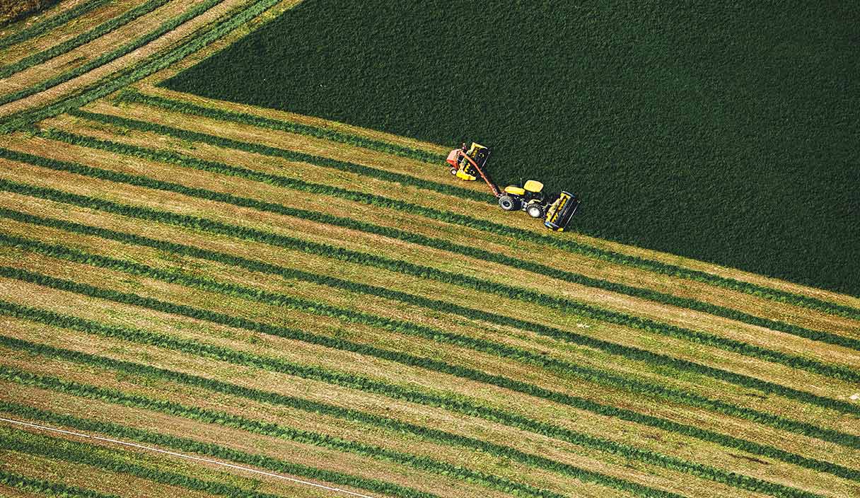 Vue aérienne d’un tracteur équipé d’un outil de récolte de foin