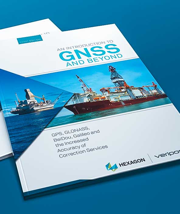 Nuestro libro electrónico «Introduction to GNSS» se muestra sobre un fondo turquesa.