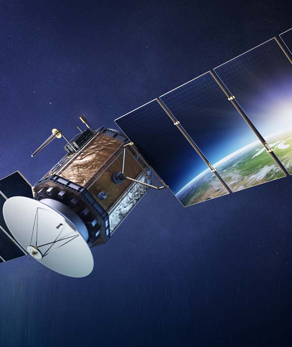 Satellit im Weltraum, in dessen Spiegeln ein Bild der Erde reflektiert wird