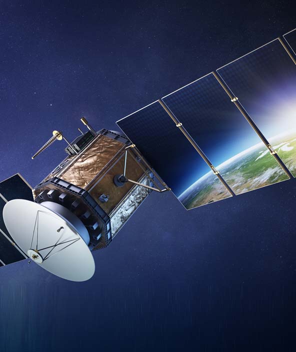 Satellite nello spazio con l'immagine della terra riflessa dagli specchi