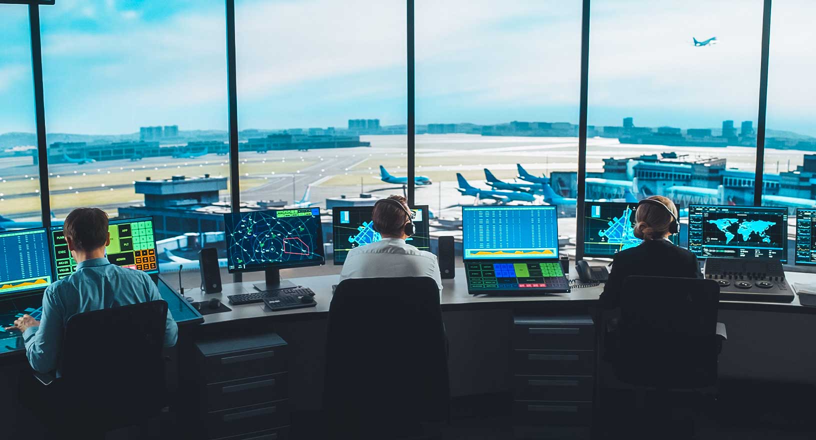 Equipo de control del tráfico aéreo trabajando en una torre de control