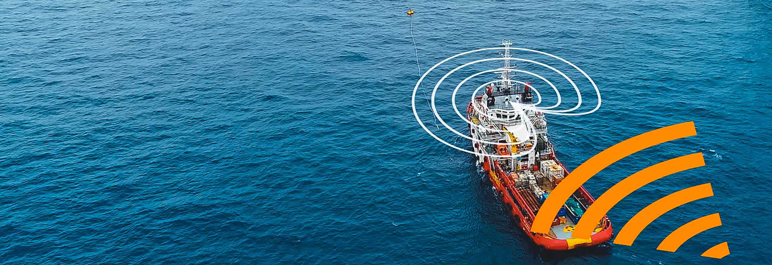 Wie die Anti-Jam-Technologie auf einem rot-weißen Schiff in der Mitte des Ozeans in der Nähe einer Bohrinsel auf Störungen reagiert und diese entschärft.