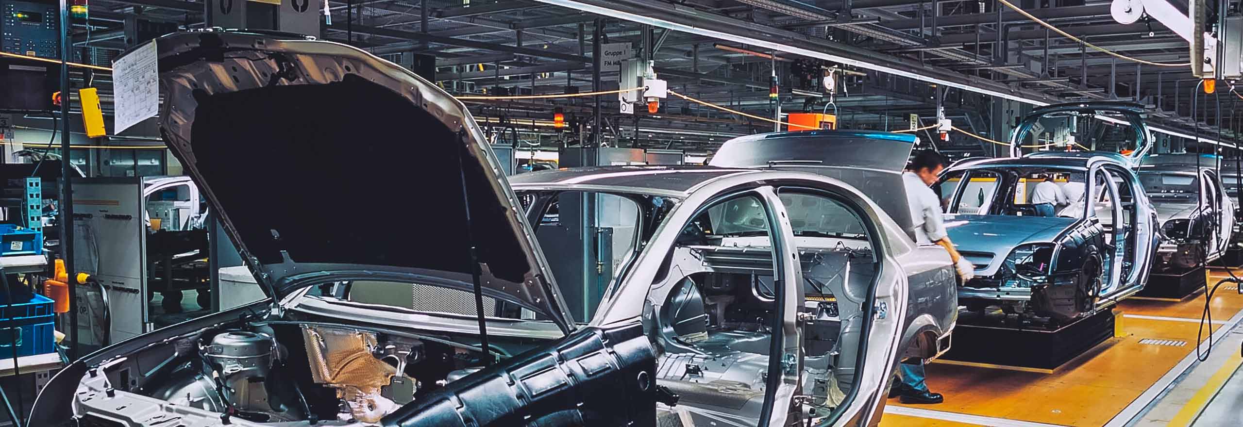 Detailansicht einer Montagelinie in der Automobilindustrie, die die Einhaltung von Prozessen und die Verantwortlichkeit des Bedieners zeigt