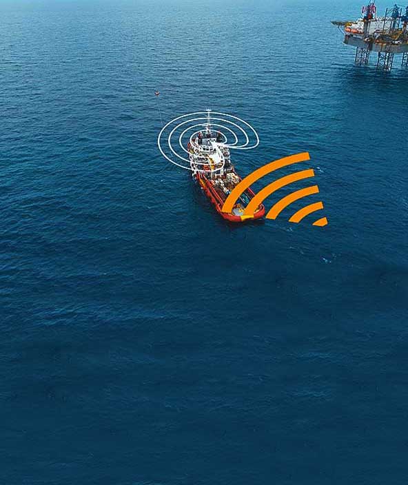 Imagem de um barco na água cercado por elementos digitais que representam um sonar