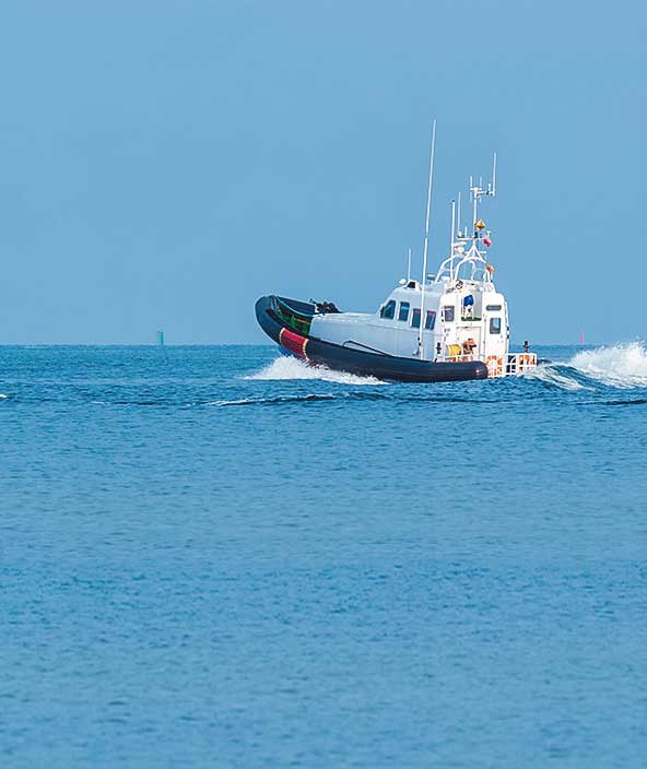 Barco guarda-costas durante a patrulha