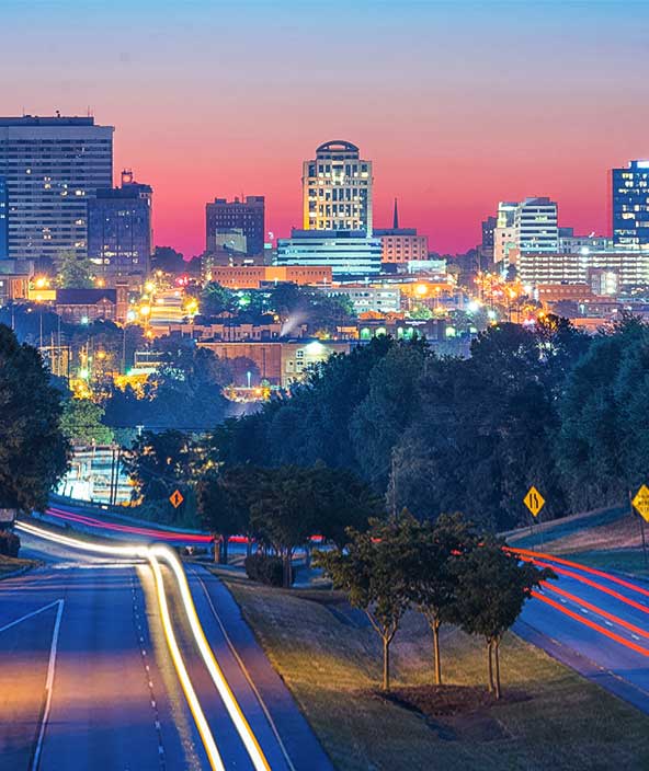 Blick auf die Innenstadt von Columbia, South Carolina, USA, bei Nacht.