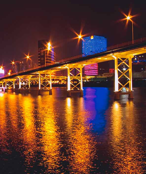 Ponte em silhueta urbana em Macau