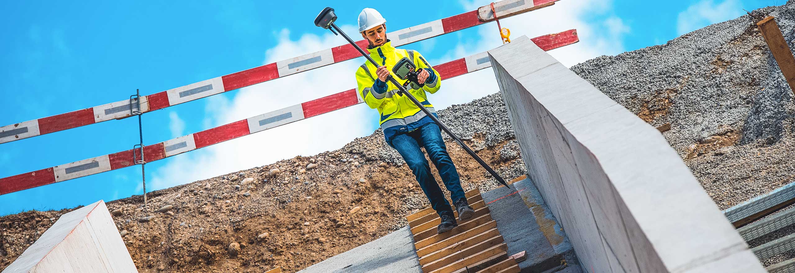 Surveyor capturing and measuring a construction site with a smart antenna