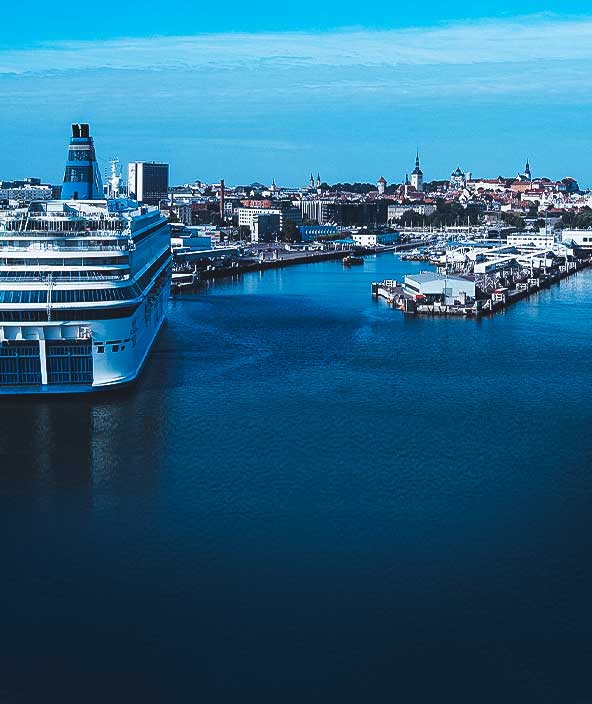navio de cruzeiro atracado no porto de Tallinn