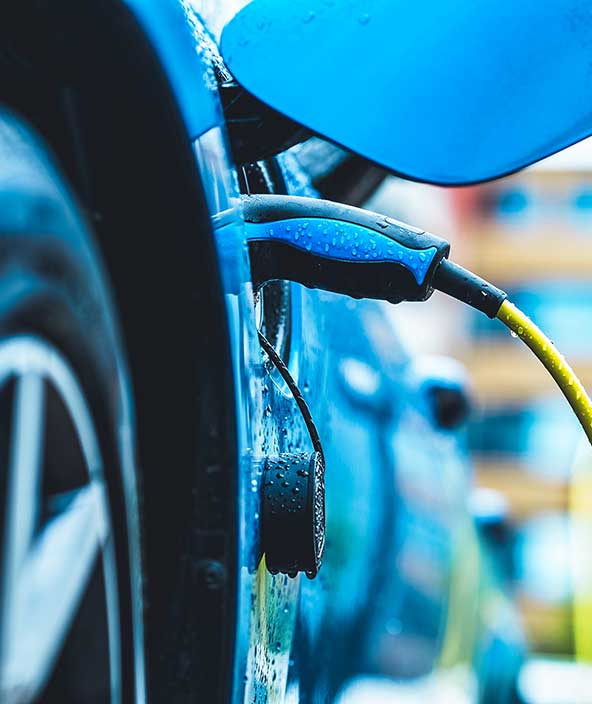 Elektroauto an einer öffentlichen Ladestation im Parkhaus