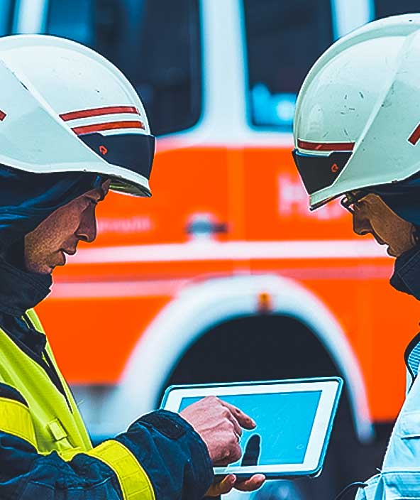 Los miembros del cuerpo de bomberos de Kassel utilizan software de soluciones de gestión de emergencias.