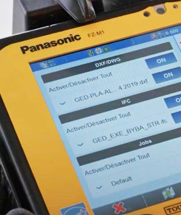 Um tablet amarelo exibindo informações do projeto