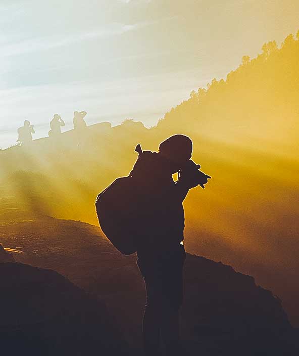 Silhueta de operadores militares ao nascer do sol. 