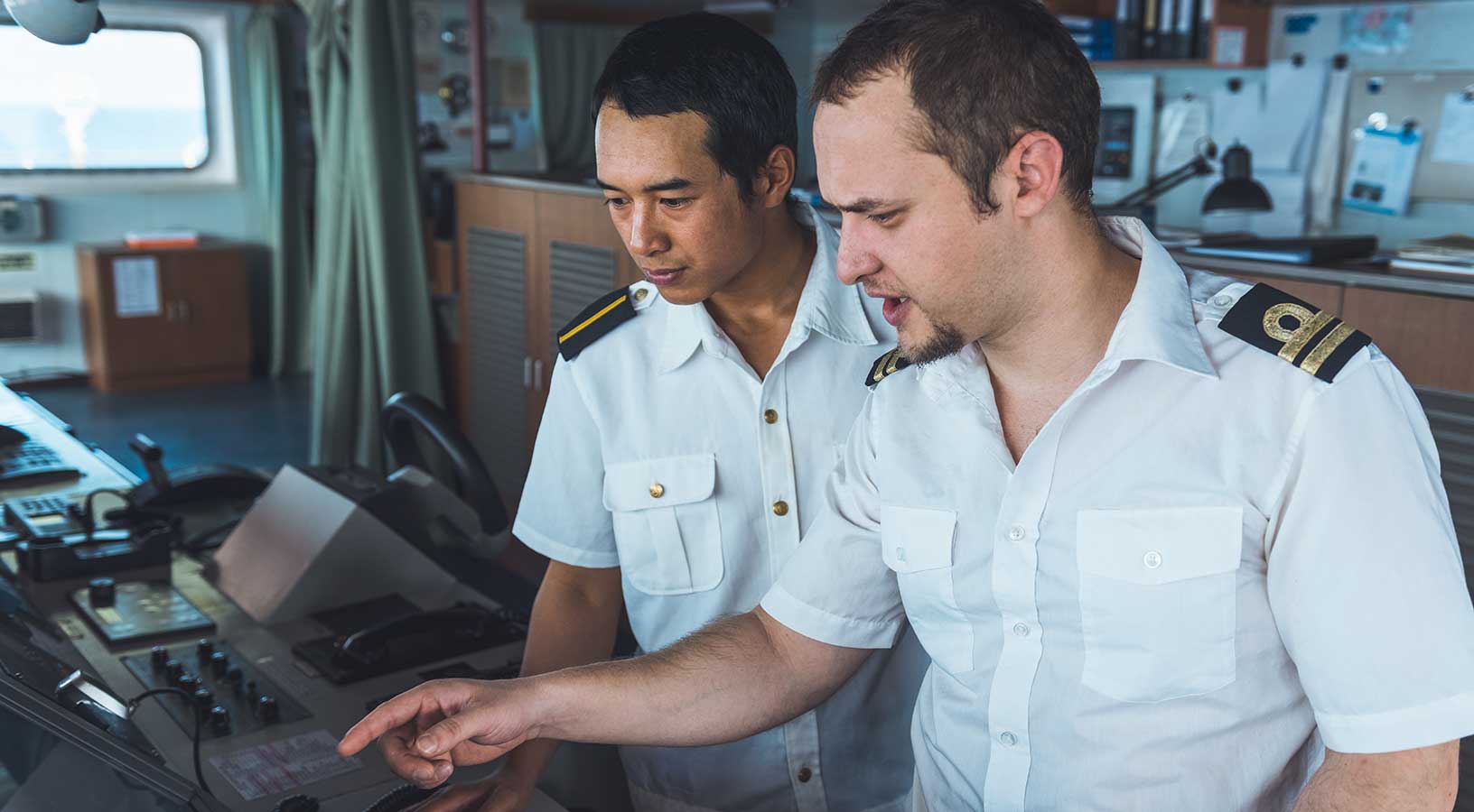 Agentes de navegación que evalúan las cartas náuticas