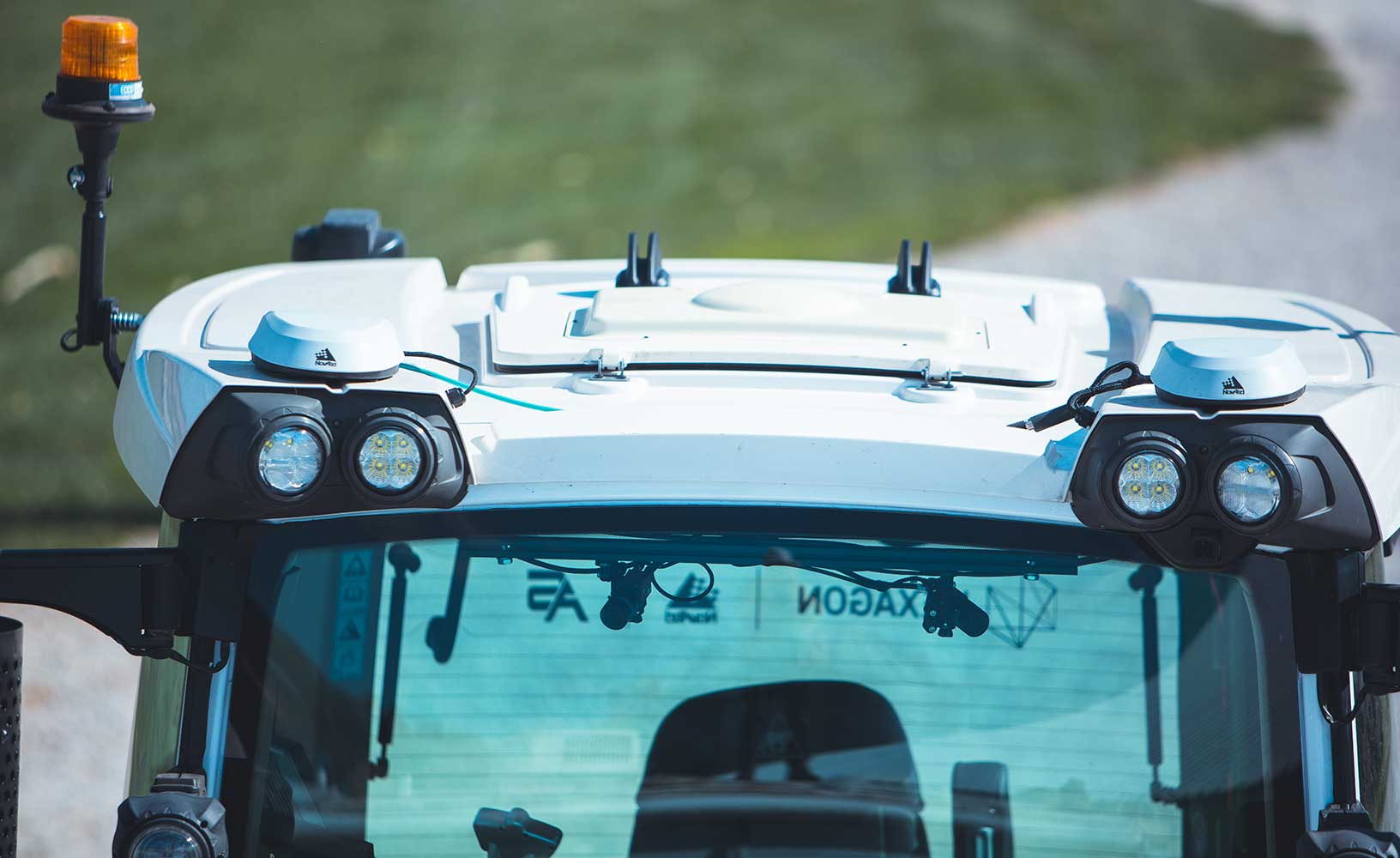 The roof of the Hexagon | NovAtel autonomous tractor with two SMART7 antennas