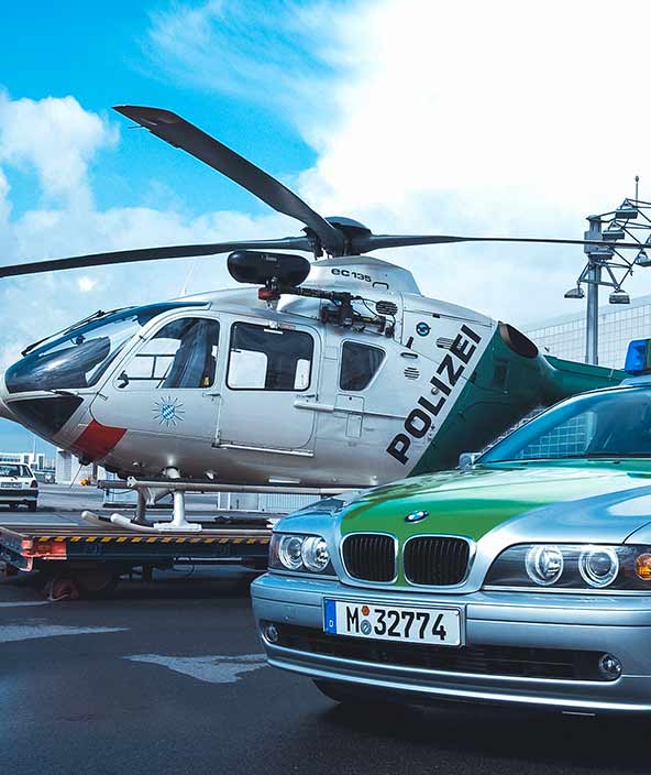 Hubschrauber und Fahrzeug der Bayerischen Polizei