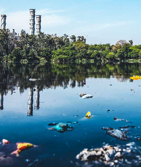 Müll in einem Teich einer heruntergekommenen Raffinerie in Indien.