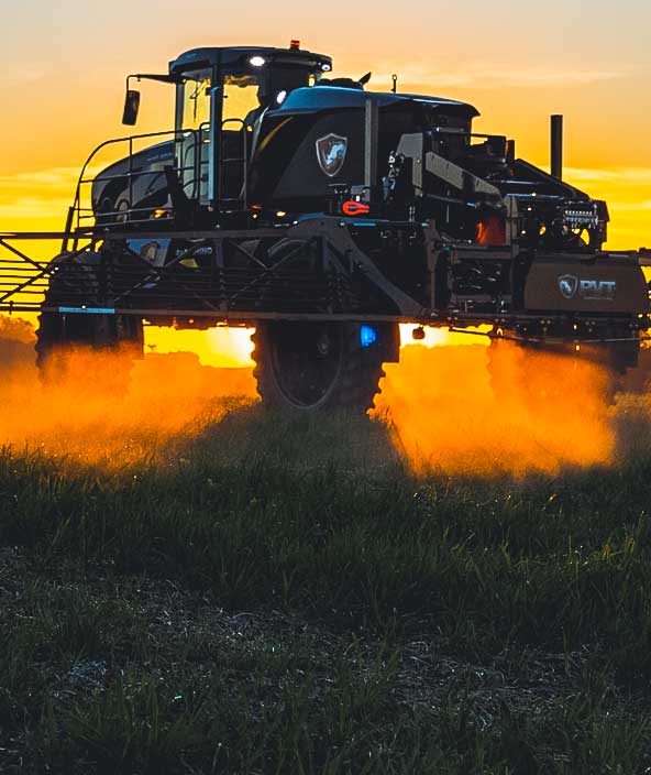 フィールド作業を行っているPVT Agriculture噴霧トラクター。 