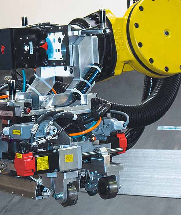 Guida robotica assistita dalla metrologia per il posizionamento automatico di longheroni sulla fusoliera di un aeromobile. 