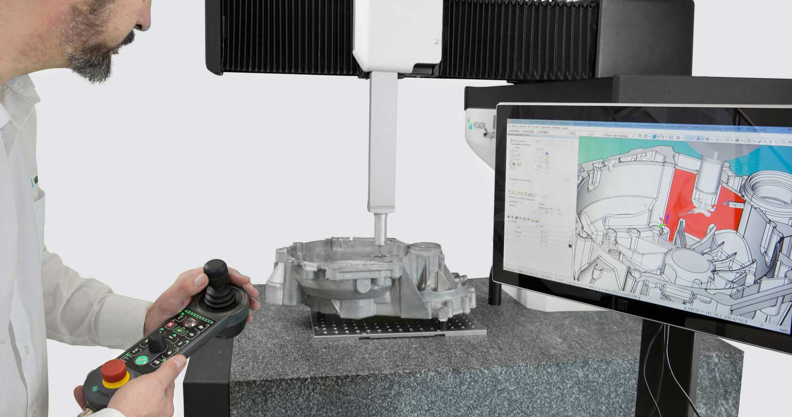 Operador de fábrica usando um jogbox para medir uma peça em uma máquina de medição por coordenadas com software em primeiro plano. 