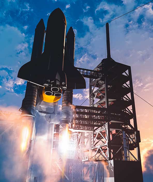 Aeronave espacial en posición vertical en el lugar de lanzamiento