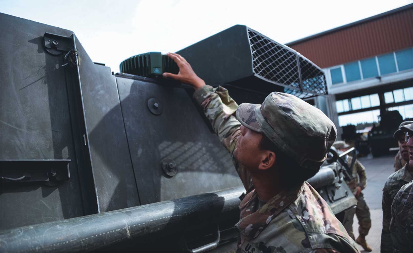Soldado instalando un GAJT-710ML en un vehículo militar. (<a href="https://www.army.mil/article/229091/army_equips_maps_gen_i" target="_blank" rel="noopener noreferrer">Fotografía: Ejército de Estados Unidos</a>).