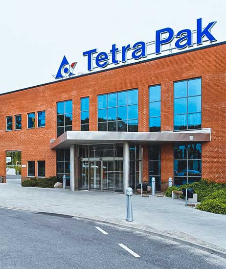 Una imagen del exterior de una ubicación de Tetra Pak durante el día.