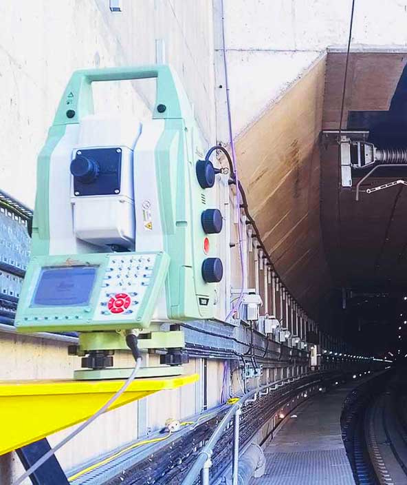 la estación total toma mediciones de un túnel ferroviario 