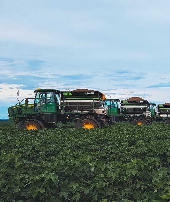 MP Agro 肥料を使用してフィールド作業を行っているトラクター。