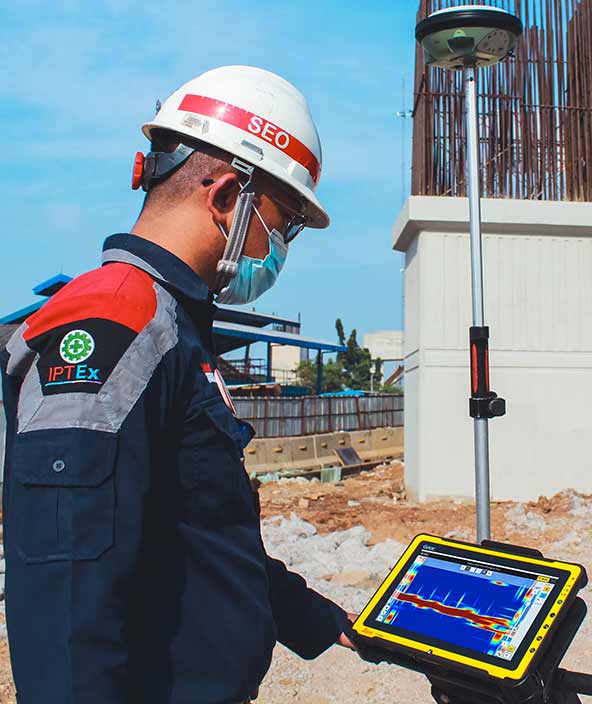 utility surveyor viewing a 3D utilities map on tablet screen attached to the detecting solution 